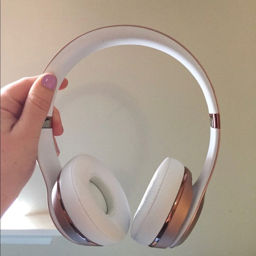 Beats Rose Gold Headphones. In excellent like brand new condition